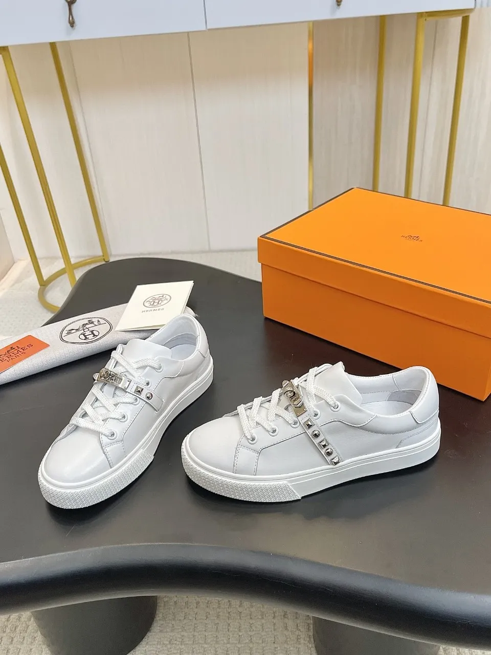 Men's Men's Shoes💰620❤️❤️❤️HERMES 2021 latest Kelly buckle white sneakers are online! The highest version on the market! Purchasing level quality! The H family rarely produces flat casual shoes, and they are styled with classic palladium-plated Kelly shoe buckles! Create a fashionable urban look that perfectly embodies the noble and elegant style of Hermès! Material selection: Fabric imported cowhide, lining + foot pads imported sheepskin, original molded TPU outsole, heavy gold molded kelly buckle full of texture Size: Female: 35-41 (41 is not returnable) Male: 39-45 (45 is not returnable)